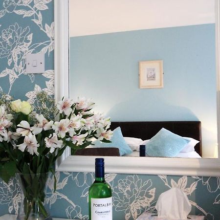 Abbey Bed And Breakfast Лъндъндери Екстериор снимка