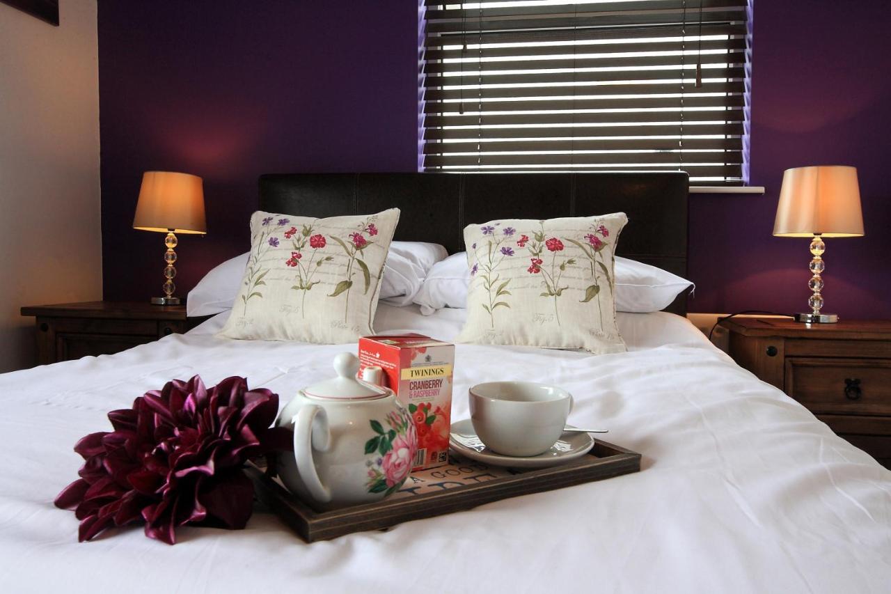Abbey Bed And Breakfast Лъндъндери Екстериор снимка
