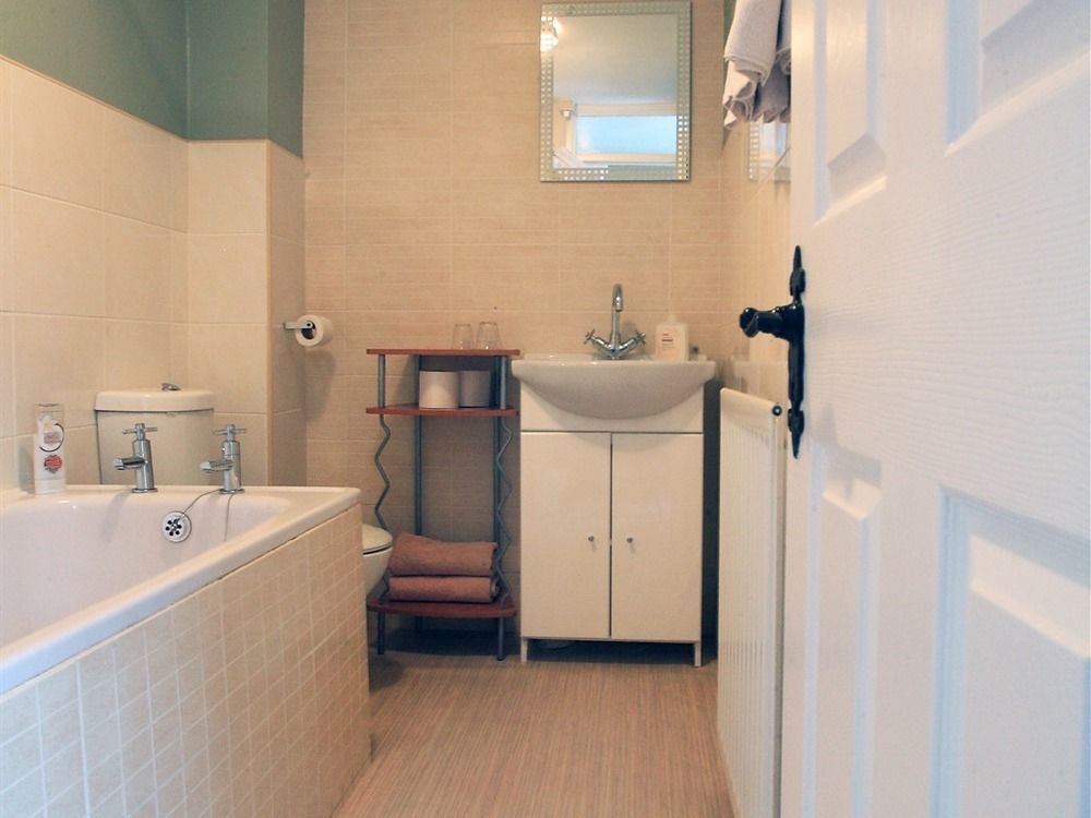 Abbey Bed And Breakfast Лъндъндери Екстериор снимка