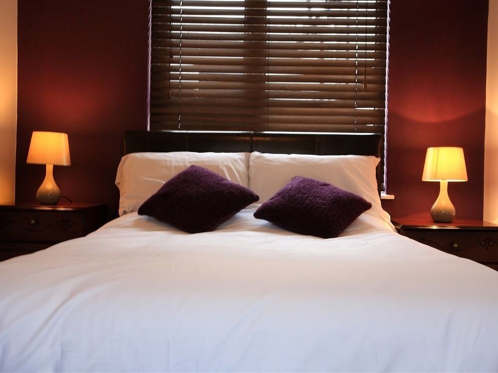 Abbey Bed And Breakfast Лъндъндери Екстериор снимка